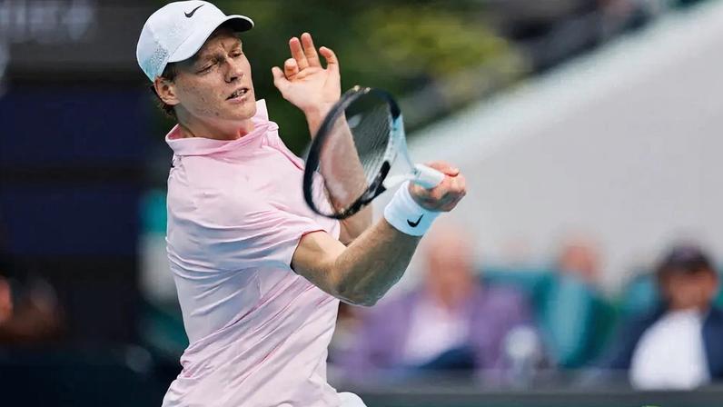 Jannik Sinner durante a final do Miami Open (Foto: Carmen Mandato / GETTY IMAGES NORTH AMERICA / Getty Images via AFP)