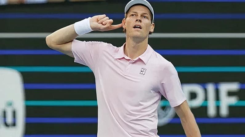 Jannik Sinner na vitória sobre Alex Michelsen nas oitavas de final do Miami Open