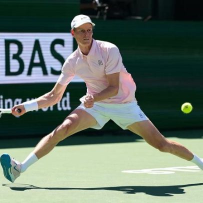 Sinner vence Tien cede apenas três games e encara Zverev na semi
