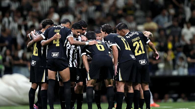 Jogadores do Atlético reunidos no centro do campo da Arena MRV antes de partida pelo Brasileirão 2026 (Pedro Souza/Atlético)
