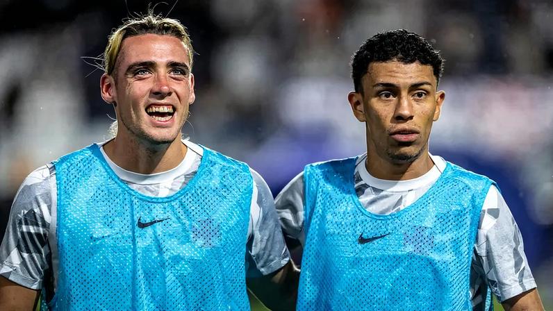 Spinelli e Rojas, do Vasco, durante aquecimento para a partida contra o Bahia (Foto: Affonso Andrade/Agência F8/Gazeta Press)
