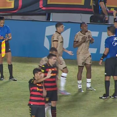 Jacuipense mantém jogador em campo contra o Sport e ele defende juiz; veja vídeo