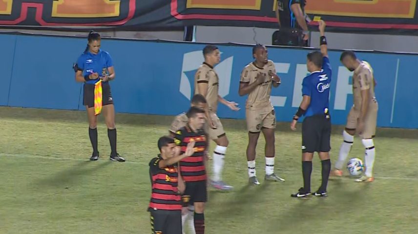 Jacuipense mantém jogador em campo contra o Sport e ele defende juiz; veja vídeo