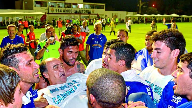 Em novembro de 2013, o Cruzeiro garantiu o tricampeonato brasileiro ao vencer o Vitória em Salvador
