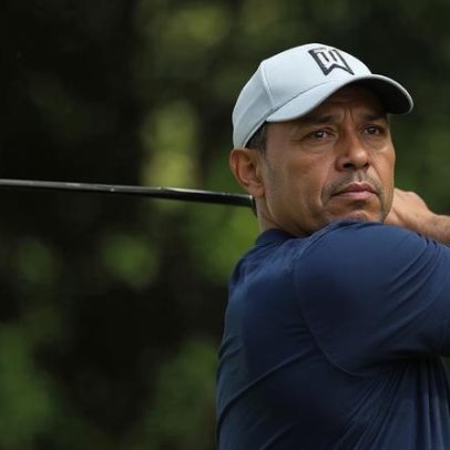 Tiger Woods é preso dirigindo sob efeito de substâncias após acidente na Flórida