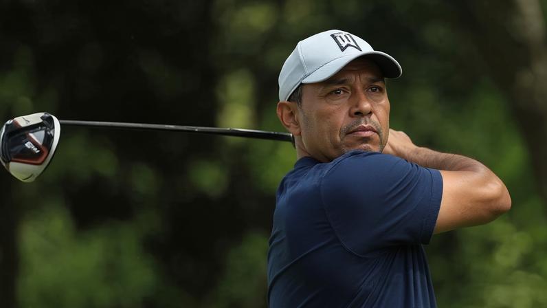 Woods tentava ultrapassar um reboque em alta velocidade quando o atingiu lateralmente e capotou