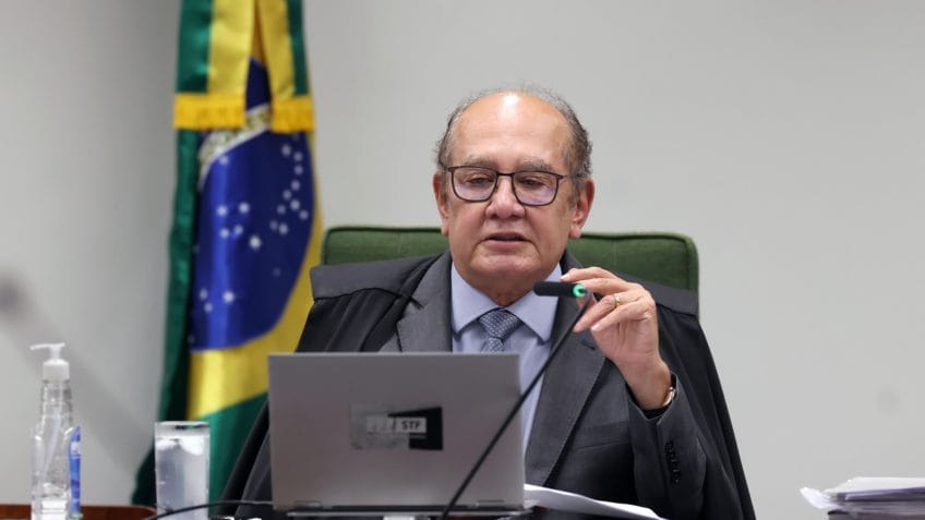 Em sua fala, Gilmar Mendes disse que Moraes demonstrou “ânimo inquebrantável” ao longo do período, ao enfrentar pressões e desafios em processos sensíveis