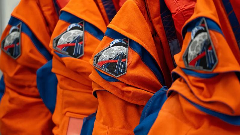 El emblema de la misión Artemis II se observa en el hombro derecho de los trajes sistema de supervivencia de la tripulación de Orion que llevarán los astronautas de la NASA Reid Wiseman, Victor Glover y Christina Koch, así como el astronauta de la CSA (Agencia Espacial Canadiense) Jeremy Hansen, durante el vuelo de prueba de Artemis II. La imagen fue tomada el 17 de enero de 2026 en la sala de equipamiento del Edificio de Operaciones y Preparación Neil A. Armstrong, en el Centro Espacial Kennedy de la NASA, en Florida.