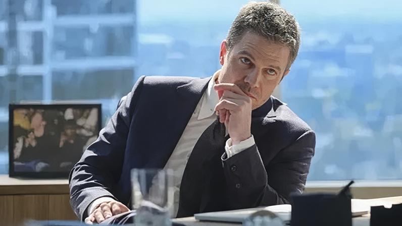 Stephen Amell em "Suits L.A."