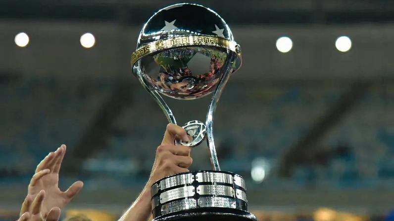 Taça da Copa Sul-Americana de 2025, no Maracanã (Foto: Thiago Ribeiro/GazetaPress)