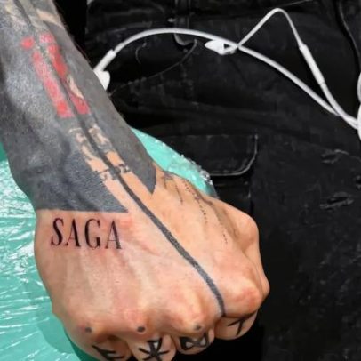 MGK faz tatuagem em homenagem à filha Saga, quase um ano de idade