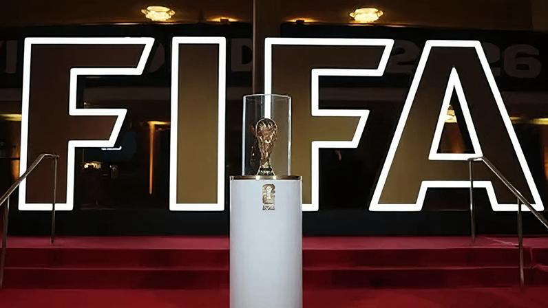 Taça da Copa do Mundo, que em 2026 terá Estados Unidos, Canadá e México como sede