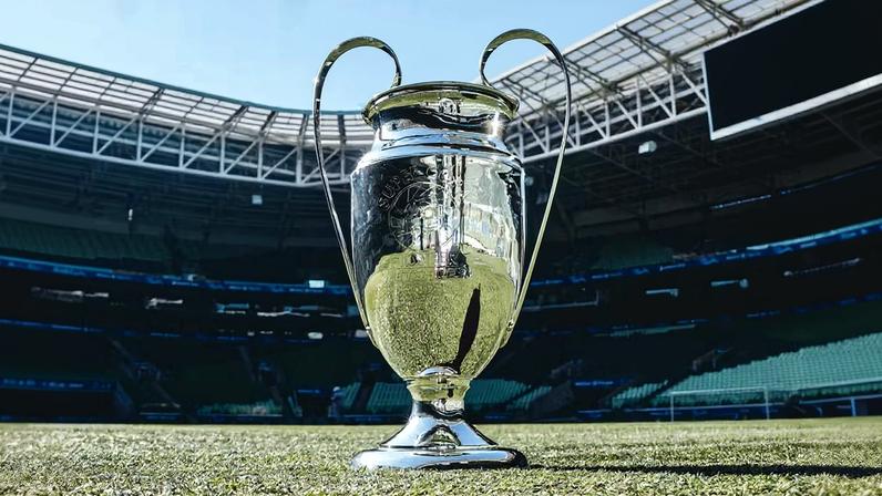 Taça da Super Copa Pioneer, tradicional torneio de várzea de São Paulo — Foto: Ronan Santos/Divulgação