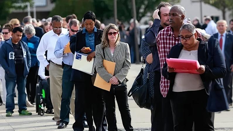 Fila para feira de emprego em Uniondale, Nova York