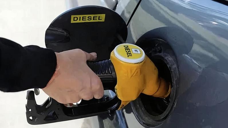 Bomba de diesel em posto de combustível em Nice, França