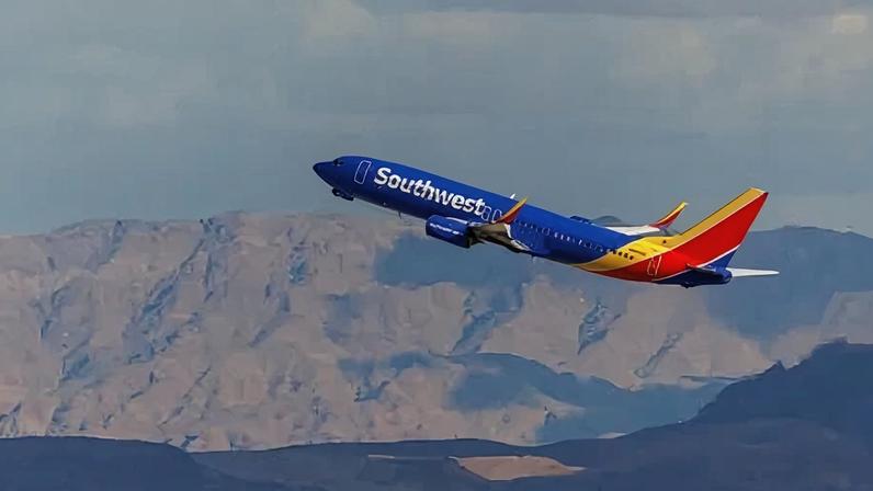 Avião comercial da Southwest decolando do Aeroporto Internacional de Las Vegas, Nevada, EUA