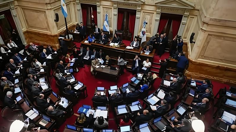 Parlamentares discutem reformas de Milei no Congresso, em Buenos Aires