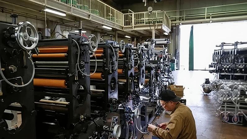 Operário inspeciona máquina em fábrica localizada em Higashiosaka, no Japão