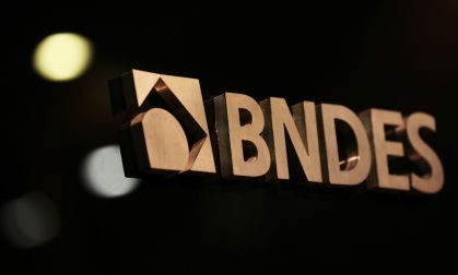 Logo do BNDES no edifício-sede do banco, no Rio de