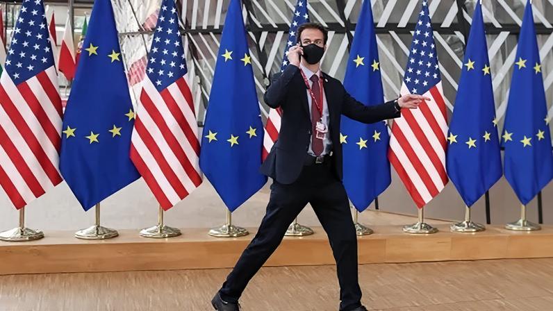 Bandeiras dos Estados Unidos e da União Europeia em Bruxelas