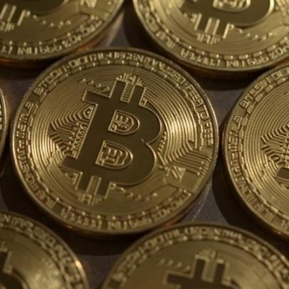 Bitcoin cai abaixo de US$ 70 mil com incerteza de guerra renovada