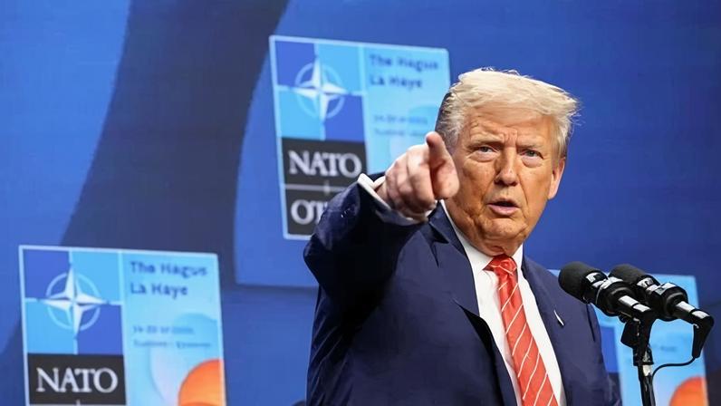 Presidente dos EUA, Donald Trump, em entrevista coletiva na reunião de cúpula da Otan em Haia, na Holanda