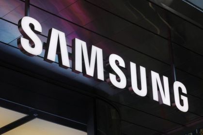 O logotipo da Samsung Electronics na loja da empresa em Seul