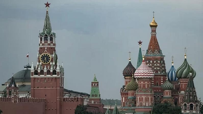 Vista da torre Spasskaya do Kremlin e da Catedral de São Basílio, em Moscou