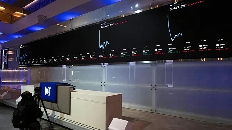 Painel eletrônico mostra variações de índices na B3, em São Paulo