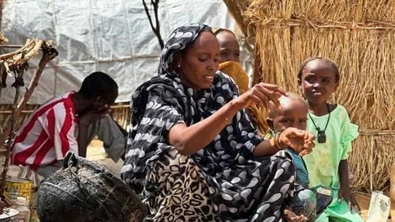 Houda Ali Mohammed, de 32 anos, uma sudanesa deslocada e mãe de quatro filhos, prepara comida em um abrigo em meio ao conflito em curso no Sudão