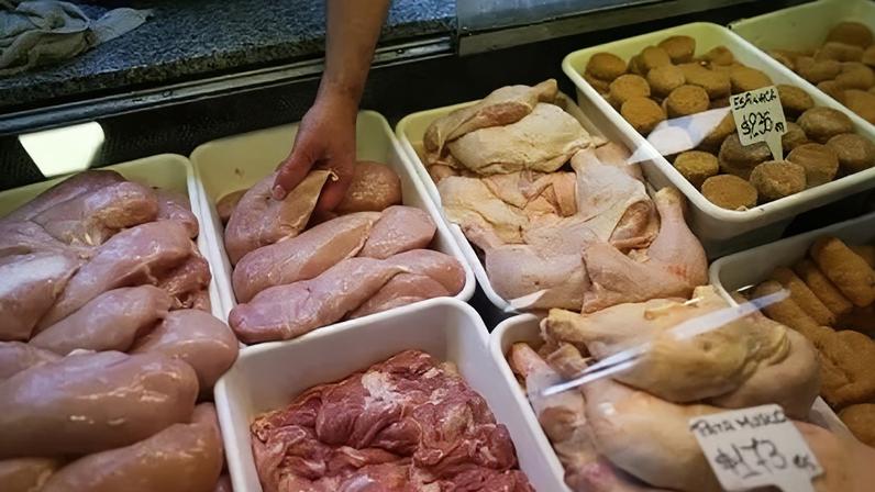 Carne de frango à venda em mercado em Buenos Aires, Argentina