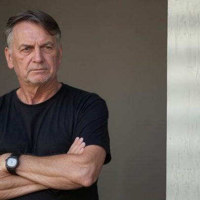 Bolsonaro recebe alta, coloca tornozeleira e cumpre prisão domiciliar