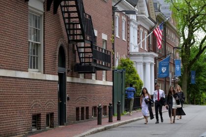 Estudantes no campus da Universidade Harvard em Cambridge, Massachusetts