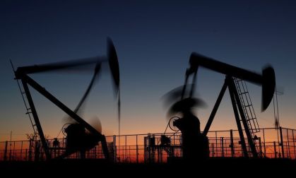 Bombas de petróleo após o pôr do sol nos arredores de Vaudoy-en-Brie, perto de Paris, França