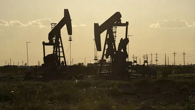 Bombas de extração de petróleo em um campo de petróleo em Midland, no Texas, EUA