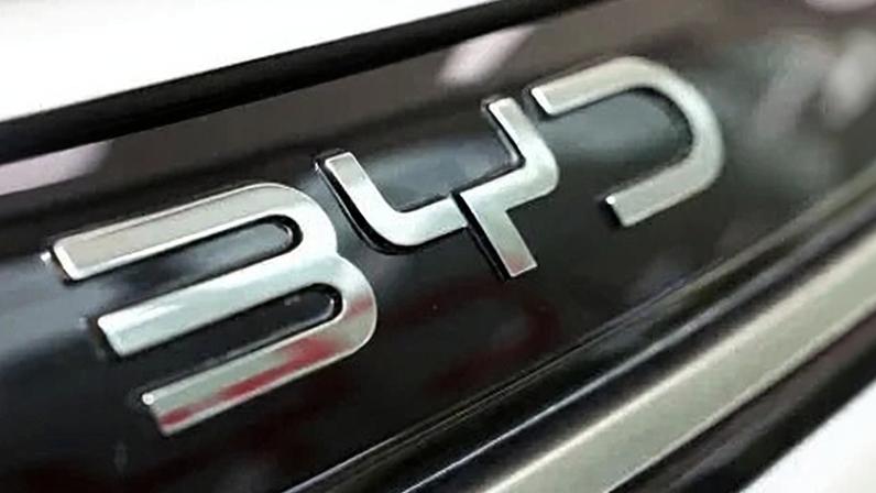 Logo da BYD em carro exposto em concessionária