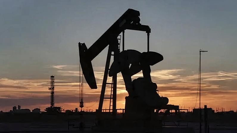 Bomba de extração de petróleo ao sul de Midland, Texas, EUA