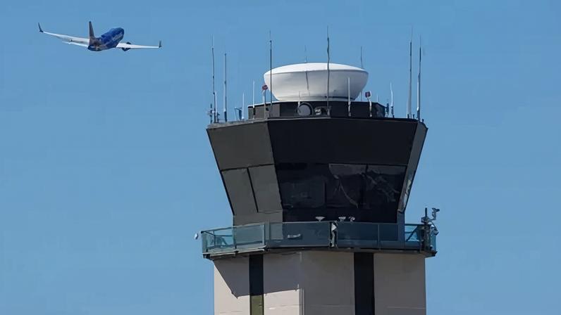 Avião decola perto da torre de controle de tráfego aéreo no Aeroporto Internacional de San Diego, Califórnia, EUA