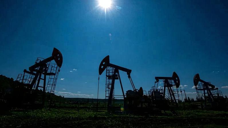 Petróleo dispara 60% em março e tem maior alta mensal em mais de 30 anos