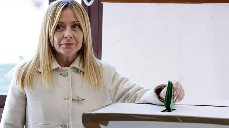 A primeira-ministra italiana, Giorgia Meloni, vota no referendo sobre reforma judiciária
