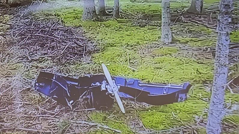 Imagem de drone exibida em uma tela durante coletiva de imprensa em Kouvola, Finlândia
