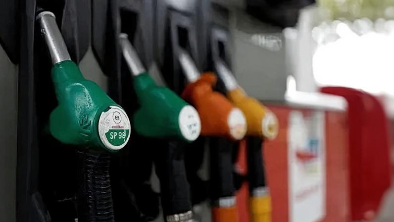 Bicos de bomba de combustível para gasolina em um posto de gasolina em Paris