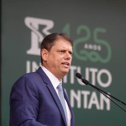 Tarcísio faz infiltração no joelho para tratar artrose em SP