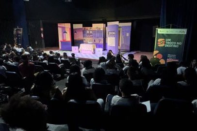 Projeto de educação financeira leva oficinas a escolas públicas com teatro