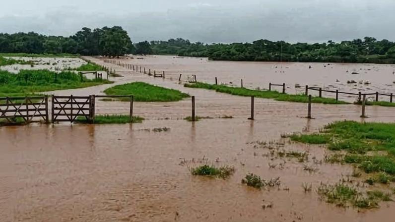 Temporal causa isolamento de comunidades e resgates emergenciais em São Francisco
