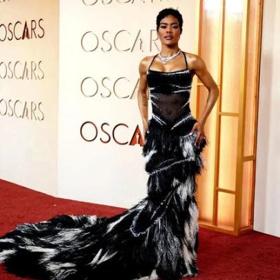 Teyana Taylor exibe abdômen com penas pretas e brancas no Oscar 2026