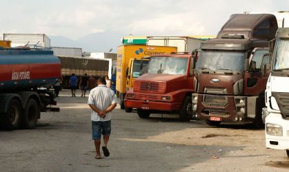 Governo recebe caminhoneiros para tentar barrar greve por alta do diesel