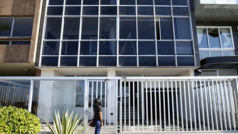 Prédio em Ipanema, zona sul da cidade, onde o senador Aécio Neves possui imóvel e onde a Polícia Federal e o Ministério Público cumpriram mandados de busca e apreensão na manhã de hoje(11).