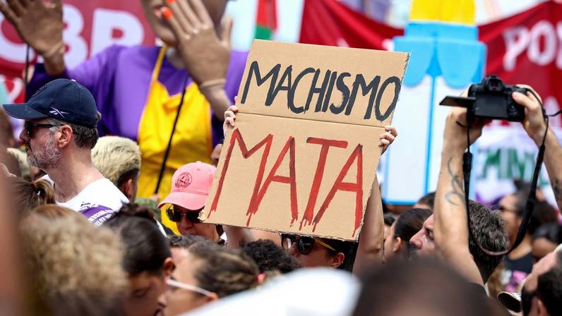 Ato do Dia Internacional da Mulher ocupa a praia de Copacabana, na zona sul do Rio, pedindo o fim das violências contra as mulheres.