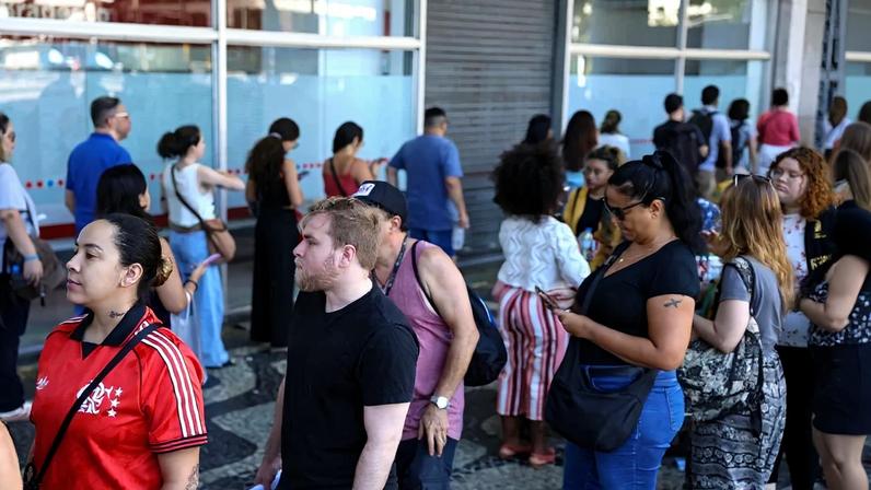 Rio de Janeiro (RJ), 05/10/2025 – Candidatos chegam ao local de prova do Concurso Nacional Unificado (CNU), no centro do Rio de Janeiro. Foto: Tomaz Silva/Agência Brasil